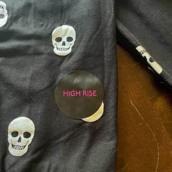 Black with skulls Halloween leggings NWT - Picture 3 of 4